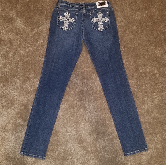 Grace in LA Women's Cross Embroidered Pocket - Picture 3 of 7